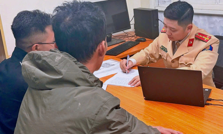 Phạt tài xế xe tải làm rơi vãi bùn nhão khiến người đi đường ngã sõng soài