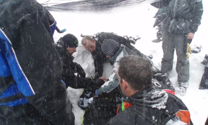 Người đàn ông sống sót kỳ diệu sau 5 giờ bị chôn sống dưới tuyết