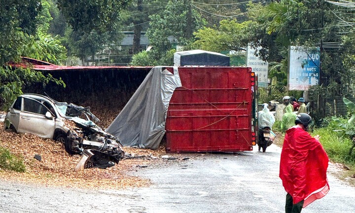 Xe container đè ô tô bẹp dúm, 5 người bị thương