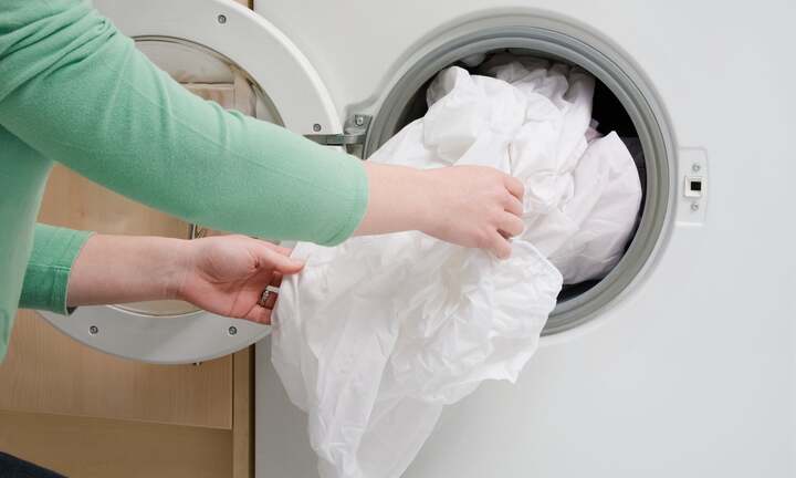 Nên giặt quần áo bằng nước lạnh hay nước ấm? 