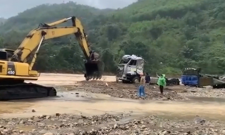 Trục vớt xe đầu kéo bị lũ cuốn lúc băng qua cầu tràn, tài xế vẫn mất tích