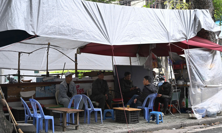 Quán xá Hà Nội quây bạt kín mít, người lao động chật vật chống rét đầu mùa