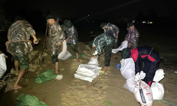 Hơn 500 người trắng đêm đội mưa, 'vá' bờ kè An Lương bị sóng dữ công phá