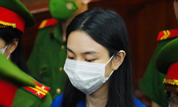 Hình ảnh Hoa hậu Thuỳ Tiên, Quang Linh Vlogs, Hằng Du Mục và đồng phạm tại tòa