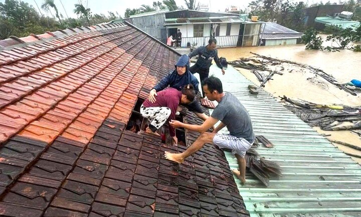 Dân vùng mưa lũ Gia Lai co ro trên mái nhà, lực lượng chức năng xuyên đêm cứu hộ