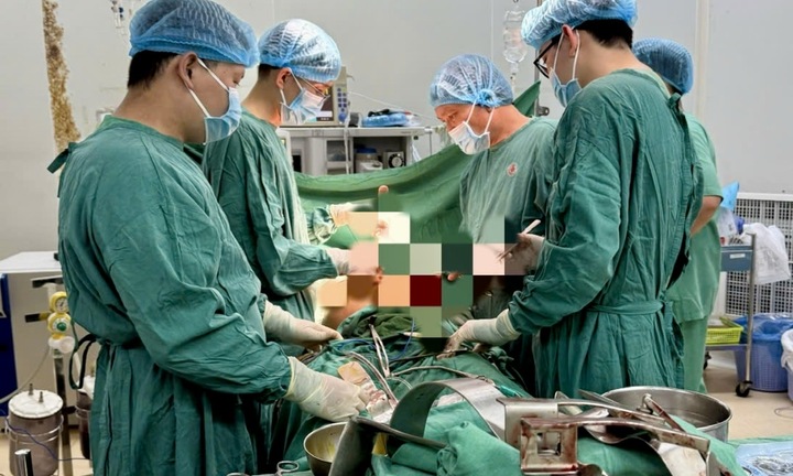Cứu sống bệnh nhân bị đâm thủng tim, ngưng tim ngay trước mổ