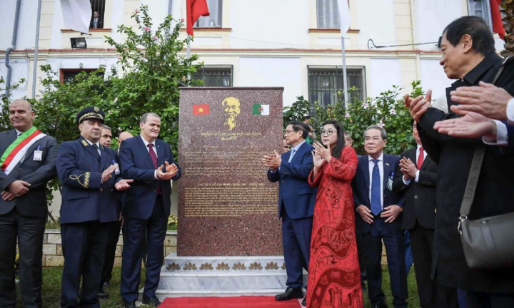 Thủ tướng thăm Đại lộ Hồ Chí Minh, khánh thành bia tưởng niệm về Bác tại Algeria