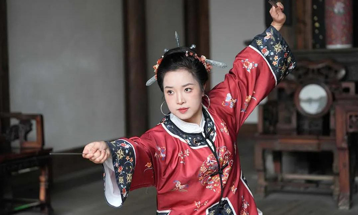 Nữ đệ tử Võ Đang dùng trâm như kiếm, tái hiện độc chiêu giấu dao trong búi tóc