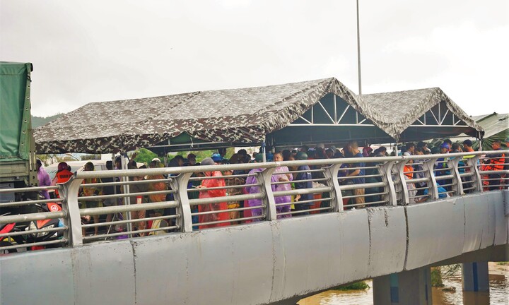 Quân đội dựng lều dã chiến ứng cứu, hỗ trợ người dân ở Khánh Hòa