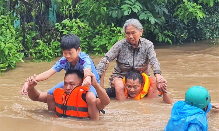 Những người lao vào nguy hiểm để đưa đồng bào đến nơi an toàn