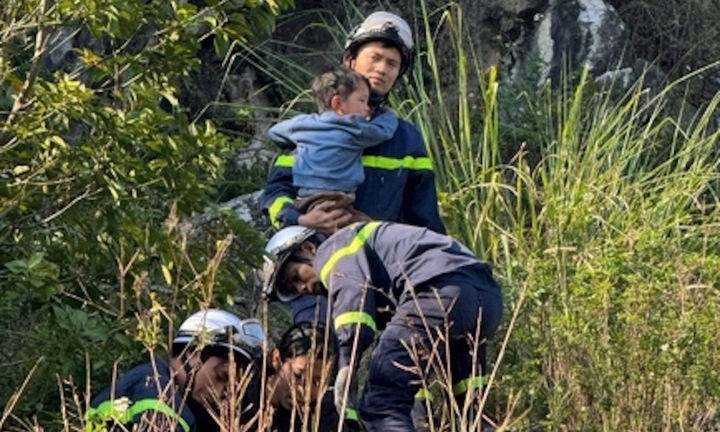 Công an Hà Nội giải cứu 2 cháu bé trượt chân rơi xuống hố sâu khi đi dã ngoại