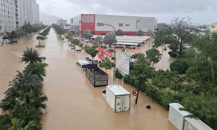 Chuyên gia chỉ rõ nguyên nhân gây mưa lũ lịch sử, ngập lụt tứ bề ở miền Trung