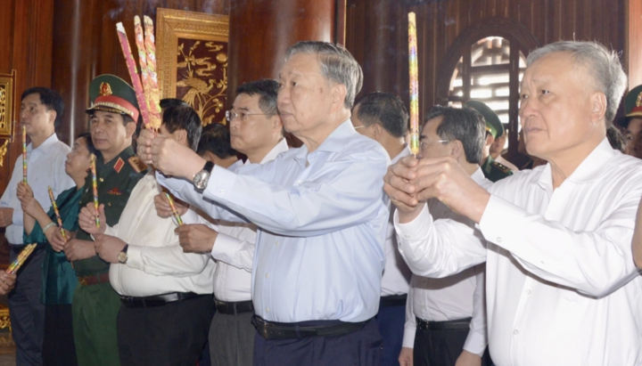 Tổng Bí thư Tô Lâm dâng hoa, dâng hương tại Tượng đài Bác Hồ ở Phú Quốc