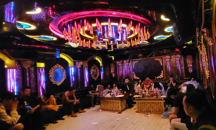 Cảnh sát đột kích 3 quán karaoke, bắt giữ 85 người, thu 3 khẩu súng