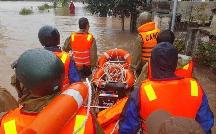 Các nhà mạng tăng cường ứng cứu mạng lưới, hỗ trợ người dân vùng lũ