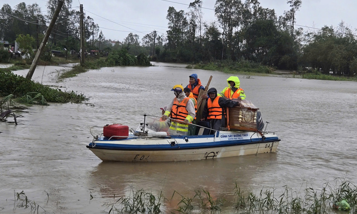 CSGT Đắk Lắk vượt lũ mang quan tài giúp lo hậu sự cho cháu bé 12 tuổi