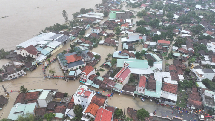 Toàn cảnh mưa lũ Nam Trung bộ: Hàng vạn nhà ngập sâu, dân dỡ ngói ngoi lên cầu cứu