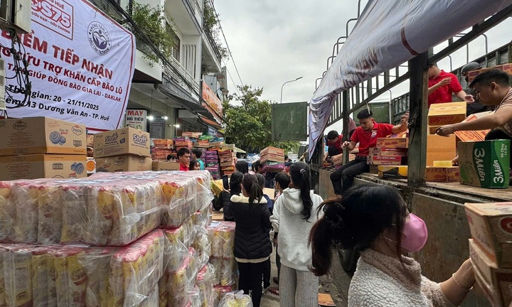 Vừa chịu 4 đợt lũ liên tiếp, người dân Huế vẫn gom hàng ủng hộ đồng bào Đắk Lắk