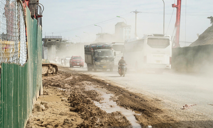 Khốn khổ cảnh mưa lầy lội, nắng bụi mù quanh công trường Vành đai 4 qua Hà Nội