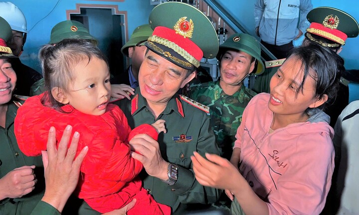 Đại tướng Phan Văn Giang: Tin tưởng Gia Lai sẽ cùng nhau đứng dậy sau mưa lũ