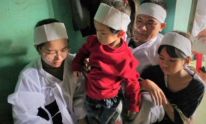 Xót xa người ông quên mình cứu con dâu và hai cháu giữa lũ dữ