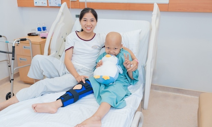 Bệnh nhân 7 tuổi ung thư xương giữ được đôi chân nhờ công nghệ in 3D cá thể hóa