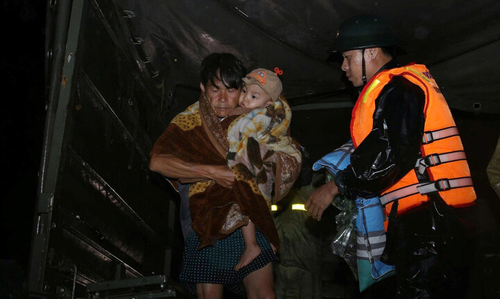 Ai được ngủ trên giường, ăn cơm nóng, hãy nghĩ đến đồng bào nơi rốn lũ