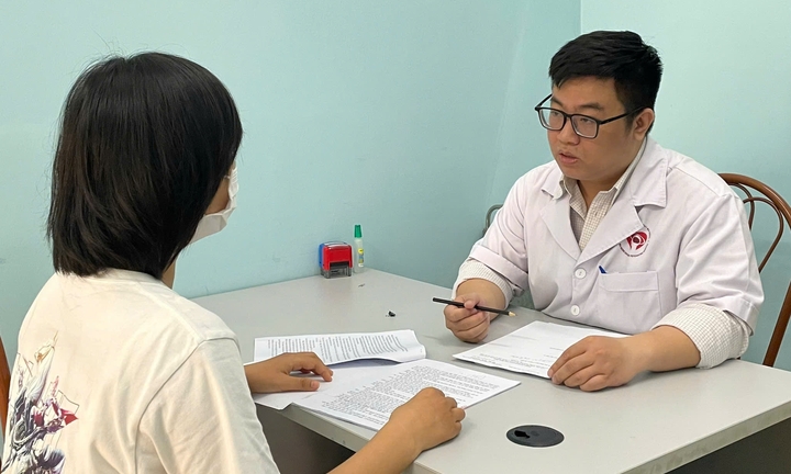 Trẻ kiệt quệ tinh thần vì áp lực từ lời khen 'con mẹ giỏi nhất'