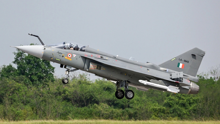 Tiêm kích Ấn Độ rơi khi biểu diễn: Câu hỏi lớn về độ tin cậy của chiến đấu cơ?