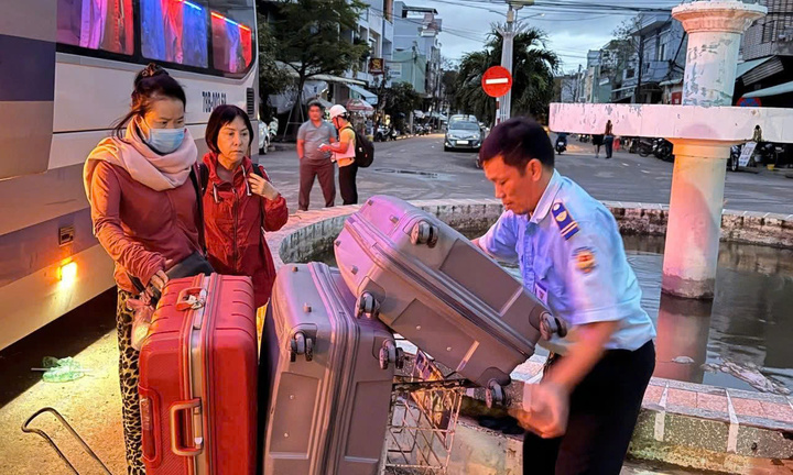 Đường sắt huỷ 41 đoàn tàu khách do ảnh hưởng lũ lụt tại Nam Trung Bộ