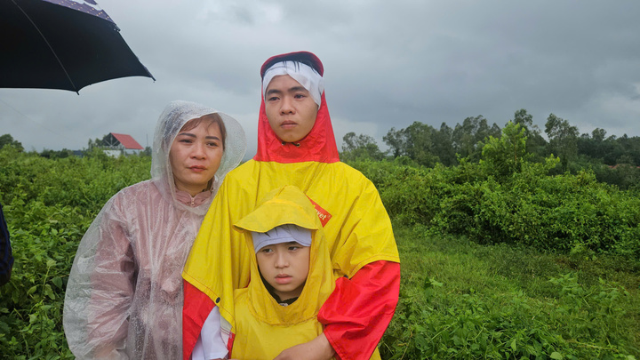 Đau lòng lễ tang hai vợ chồng bị nước lũ cuốn trôi khi chở con đi chạy lũ