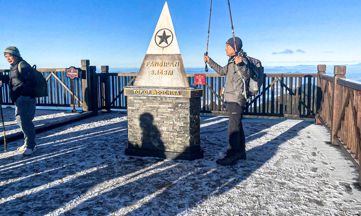 Đỉnh Fansipan xuất hiện băng giá