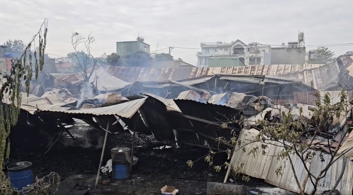 Nhà xưởng ở TP.HCM bốc cháy lúc rạng sáng, nhiều người hoảng loạn tháo chạy