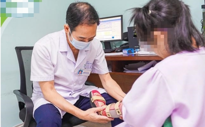 Bé gái 7 tuổi lần đầu tự đi sau 6 năm chỉ biết đến nẹp và bột