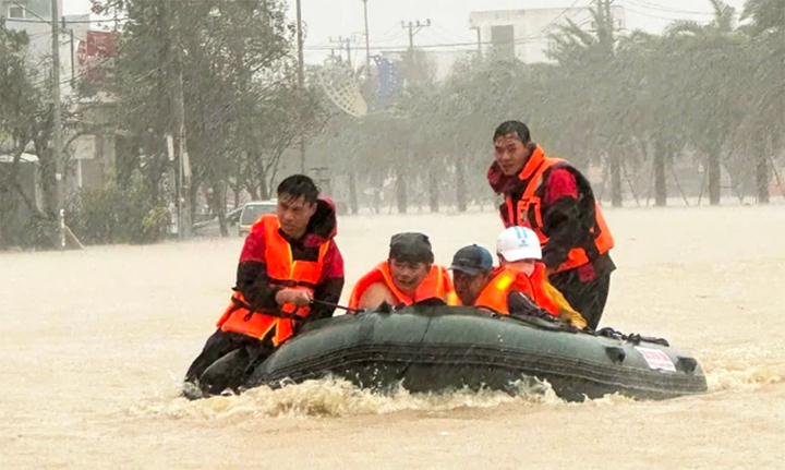 Tin mưa lớn trên 250mm ở miền Trung và dự báo thời tiết 10 ngày tới