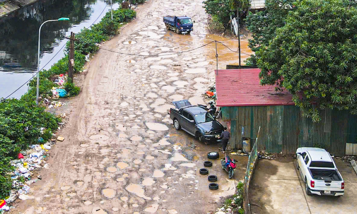 Kỳ dị 600m đường giữa Hà Nội nát tươm như ruộng, chằng chịt ổ voi, ổ gà
