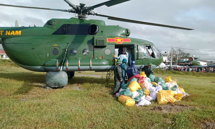 'Ngựa thồ' MI-17 liên tục đến tâm lũ tiếp tế lương thực dân bị cô lập