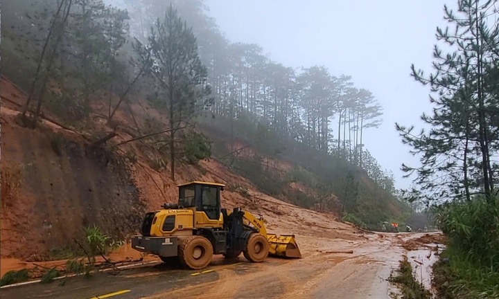 Tiếp tục sạt lở tại quốc lộ 27C gần đèo Khánh Lê, giao thông chia cắt