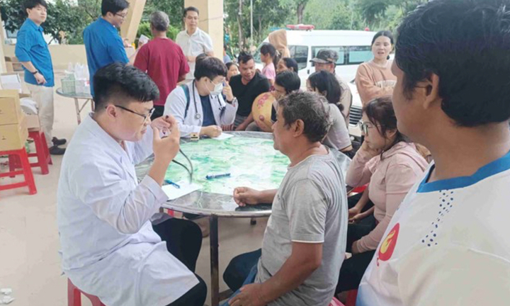 Gần 100 y bác sĩ TP.HCM lên đường chi viện cho Đắk Lắk sau mưa lũ