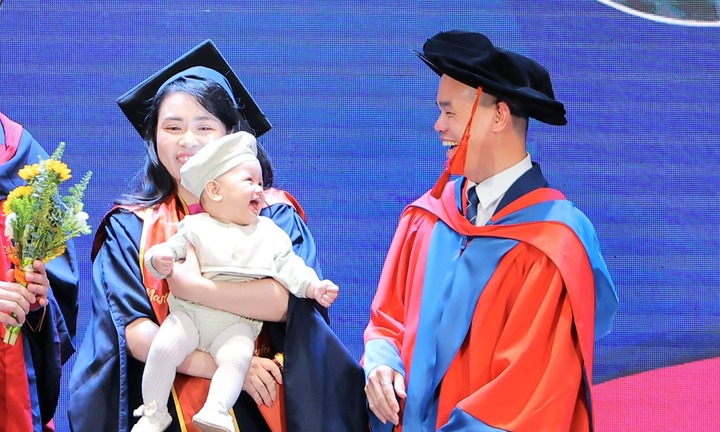 Tân thạc sĩ bế con nhận bằng, khoảnh khắc em bé mỉm cười gây 'bão' mạng xã hội
