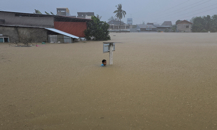 Bão 300 năm có một khiến 13 người chết, U22 Việt Nam có thể bị ảnh hưởng