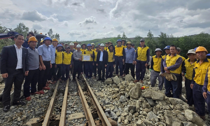 Thông tuyến đường sắt Bắc - Nam sau nhiều ngày tê liệt do mưa lũ