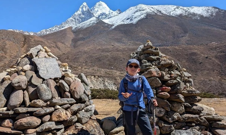 Nhà thám hiểm 9 tuổi chiến đấu với băng giá trên núi Everest để giúp người nghèo