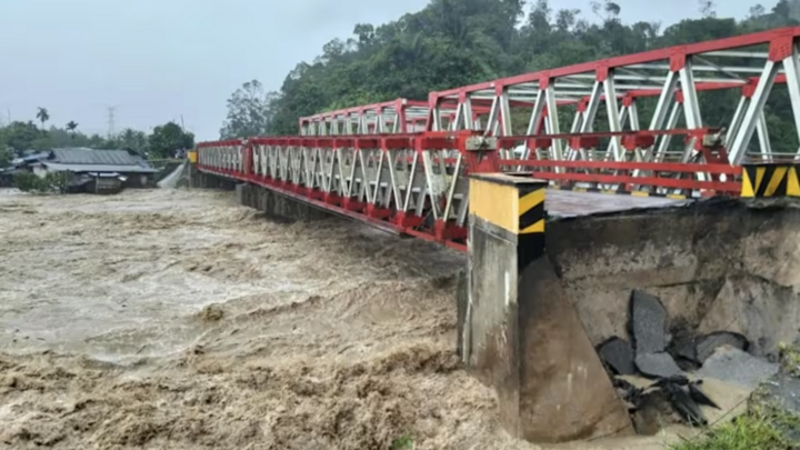 Khoảnh khắc lũ quét ập xuống ngôi làng ở Indonesia khiến 10 người thiệt mạng