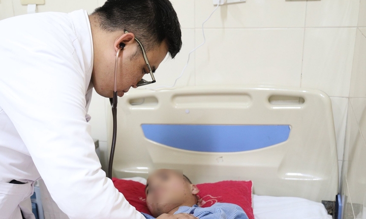 Thiếu niên 17 tuổi tỉnh lại kỳ diệu sau 19 ngày hôn mê nguy kịch