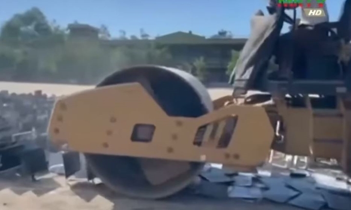 Myanmar: Thu giữ hàng nghìn thiết bị lừa đảo, xe lu nghiền nát răn đe