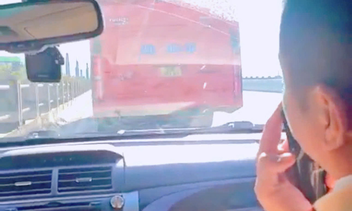 Không nhường đường cho xe ưu tiên, tài xế xe khách bị phạt 7 triệu đồng