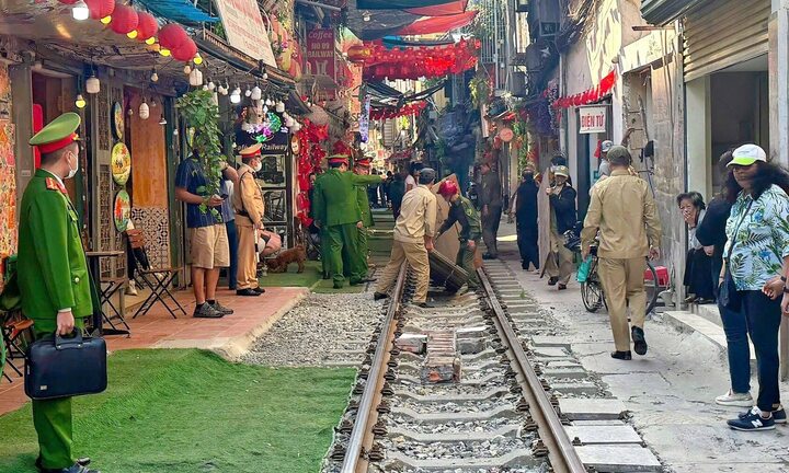 Hà Nội dẹp cà phê đường tàu, dân mạng hy vọng hết cảnh 'cứ dẹp xong lại bày ra'