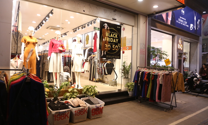 La liệt hàng giảm giá ngày Black Friday, khách vẫn èo uột