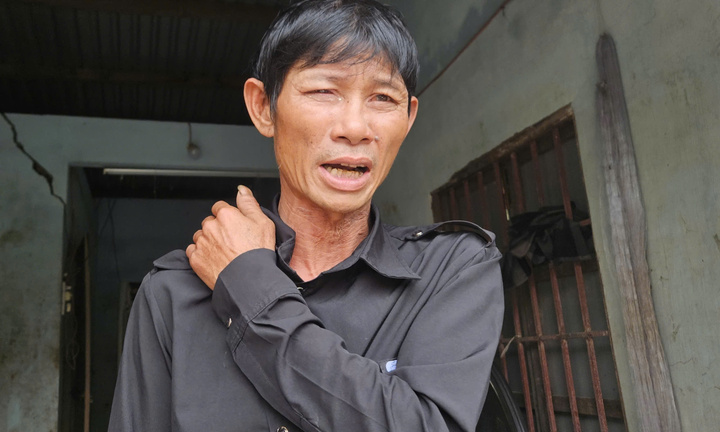 Thực hư vụ người đàn ông nghi bị axit trôi trong lũ làm mờ mắt